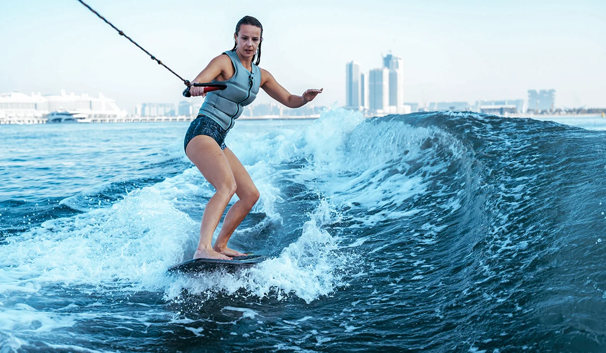 Wakeboarding in Dubai The difference between Wakeboarding and WakeSurfing